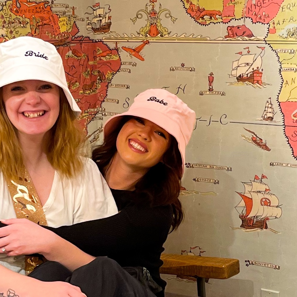 Babe bacolorette bucket hat